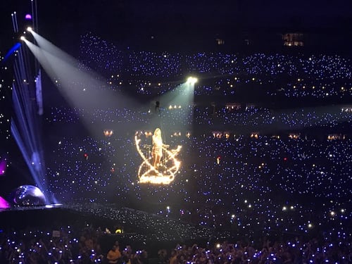 Taylor-swift-flying-over-crowd